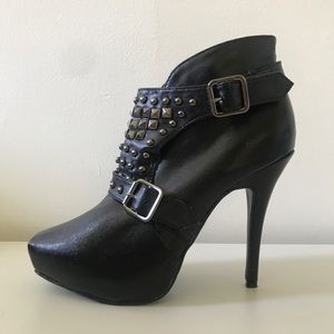 Dollhouse Tiva black studded platform boots 8